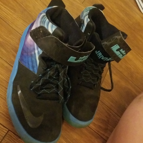 Lebron james basketball shoes - Picture 2 of 3